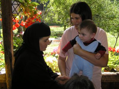 På besök i ett kloster inte långt från Lunca Tirnavei. En nunna, Ioana Barbat och sonen Gheorghe.